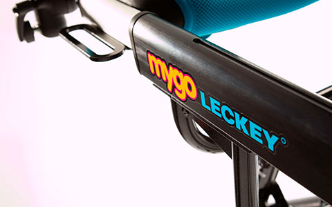 A almofada em cunha mantém o alinhamento da pelve e das coxas, evitando o deslizamento para frente -* 2