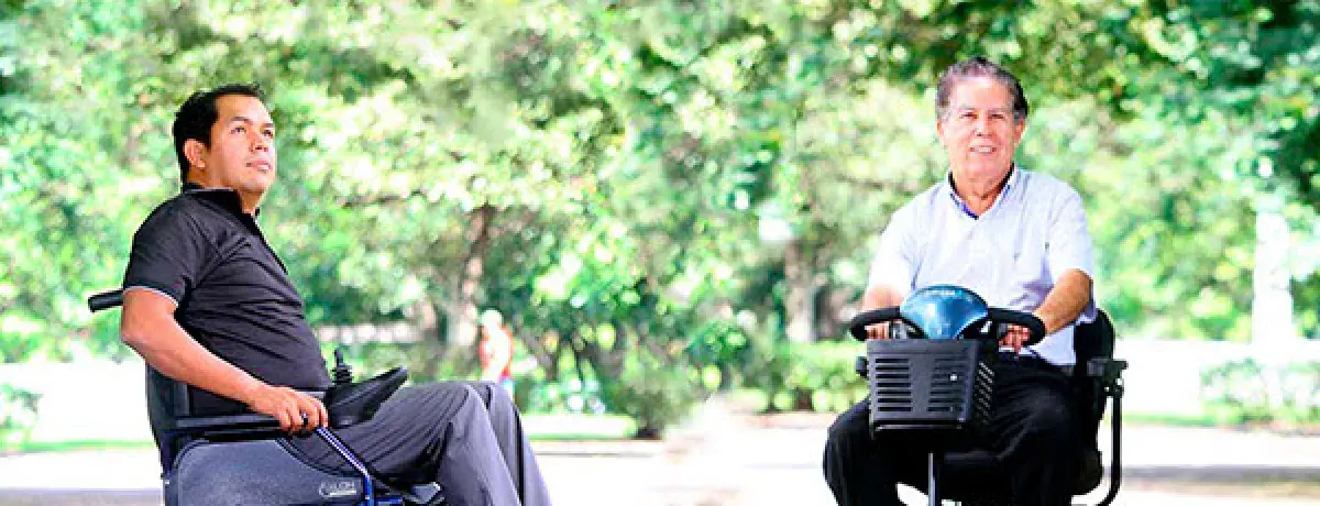 Cómo elegir entre un scooter y una silla de ruedas motorizada