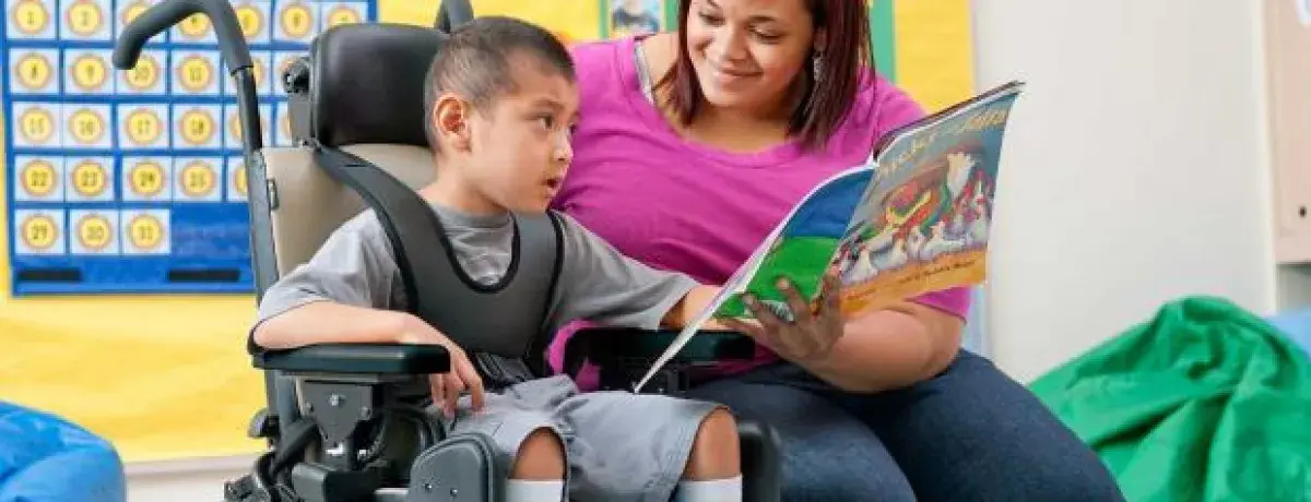 La relación entre soporte de tronco y estabilidad de cabeza en niños con PC (parálisis cerebral) de moderada a severa
