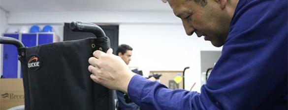 Técnico revisando una silla de ruedas eléctrica