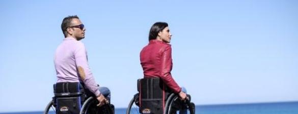 Usuario probando una silla de ruedas activa en un entorno accesible